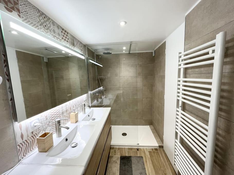 Duplex Centre Ville - 50M De La Plage - Clim - Garage - Netflix Le Grau-du-Roi Luaran gambar